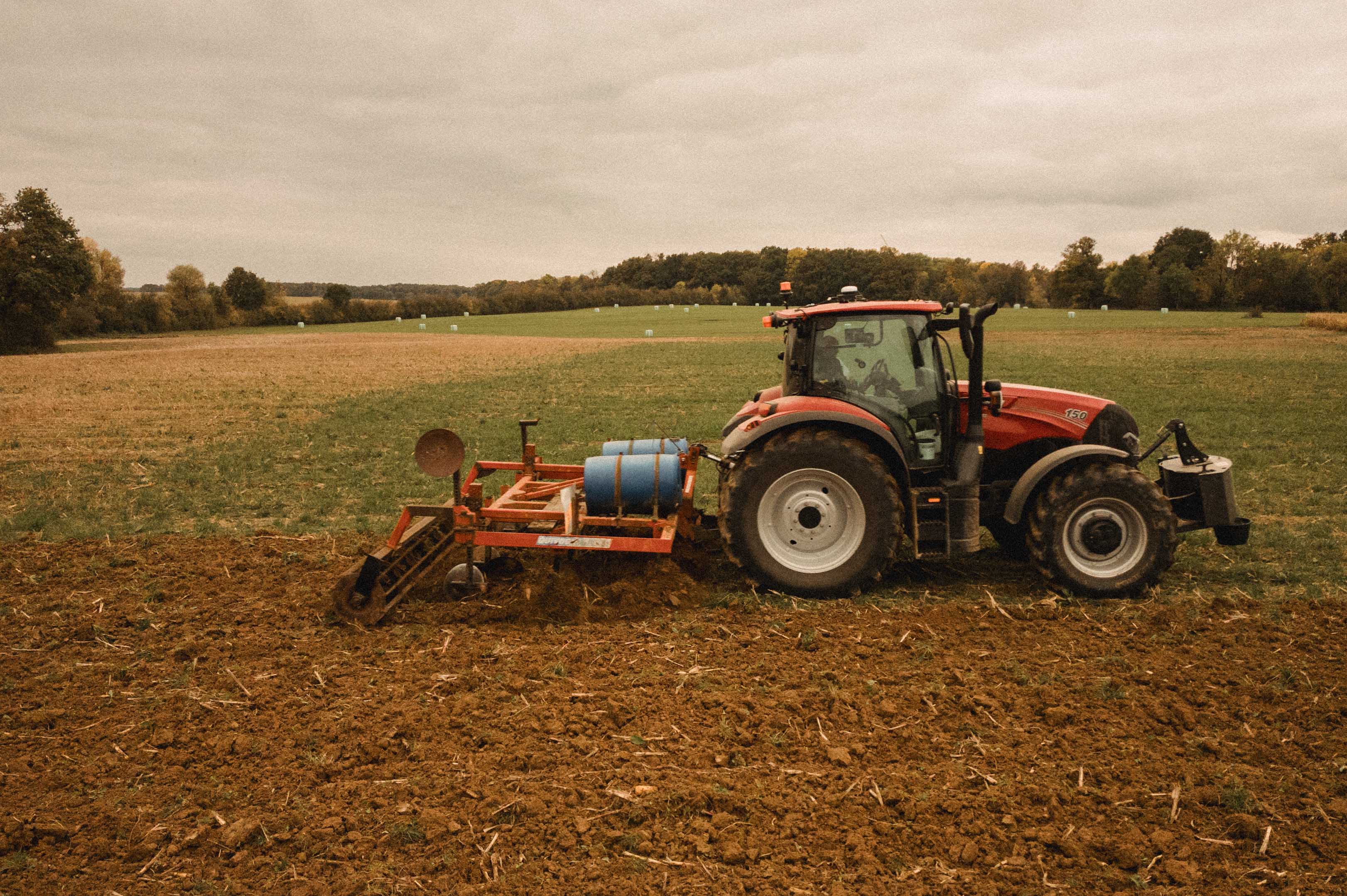 Revenu complémentaire pour les agriculteurs : et si vos hangars et vos terres devenaient une source de rente solaire ?